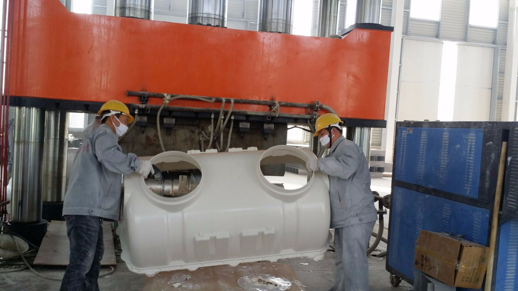 “630吨SMC三格式模压化粪池压力机